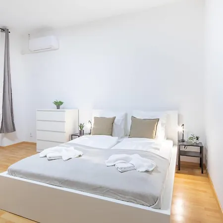 Very Convenient Flat Lejlighed